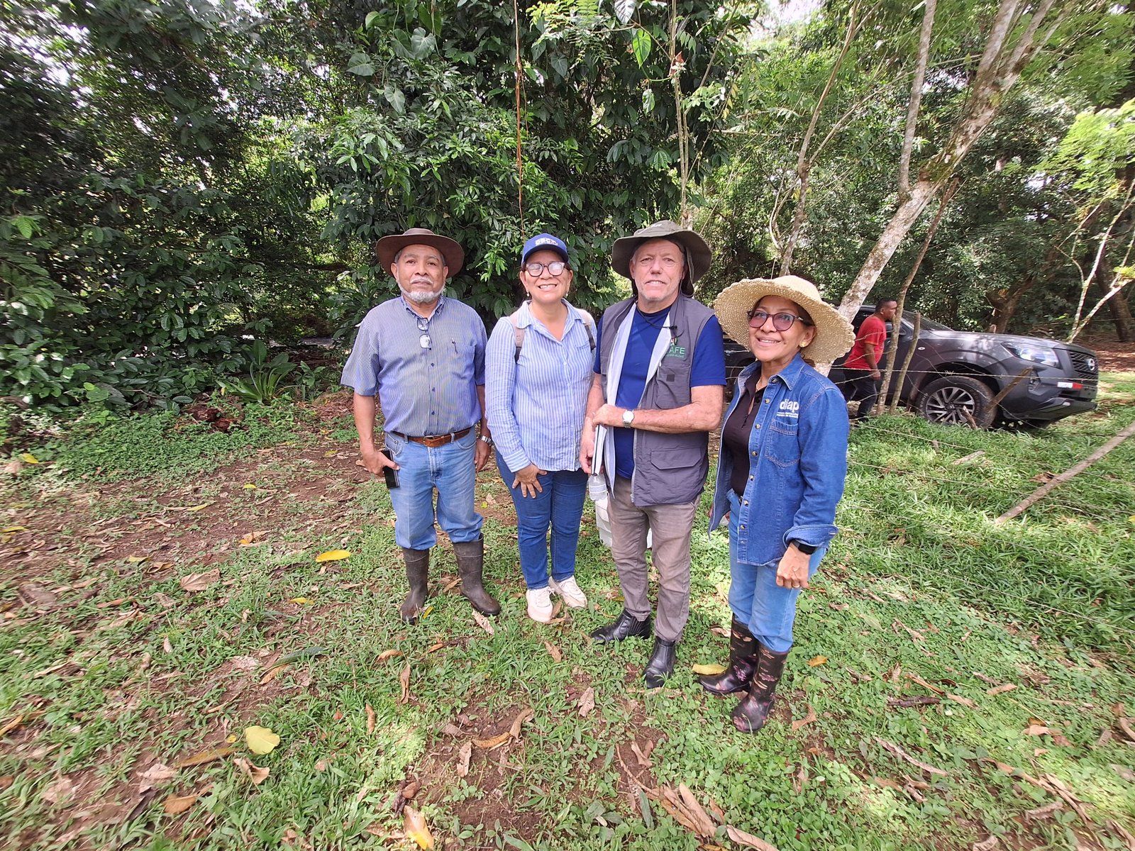 Productores y equipo técnico reunidos en la finca